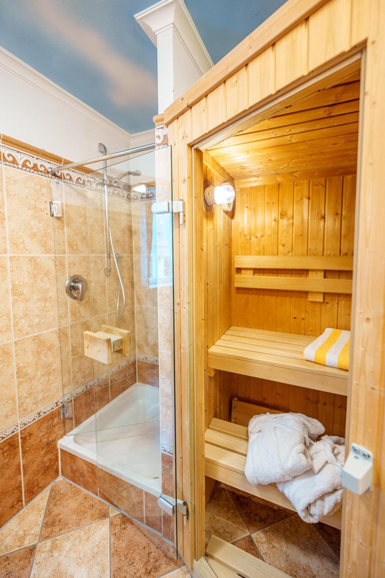 Koenig Ludwig Design Hotel Neu Zimmer Mit Sauna Oder Whirlpool Oder Mehr Altötting Zewnętrze zdjęcie
